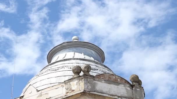 Antigua fachada del edificio en ruinas — Vídeos de Stock