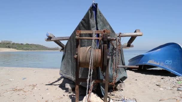 Gamla träbåt drog på stranden — Stockvideo