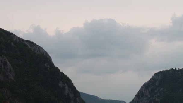 Passando Nuvens Sobre o Canyon — Vídeo de Stock