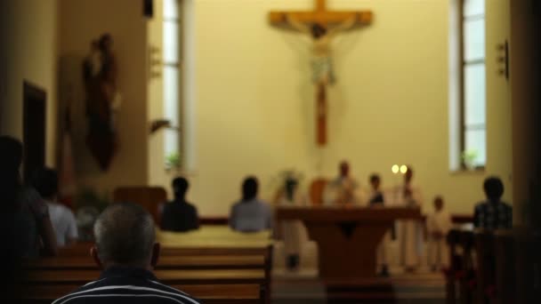 教区居民站起来祷告 — 图库视频影像