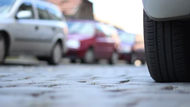 Roues de voiture de rue pavées — Video