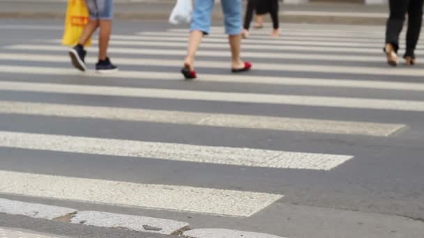 Gente cruzando la calle — Vídeo de stock