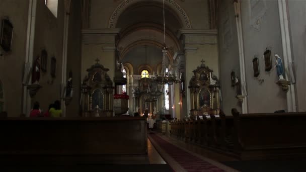 Pessoas na igreja católica — Vídeo de Stock