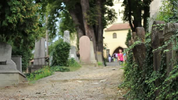 Mensen lopen in de oude begraafplaats — Stockvideo