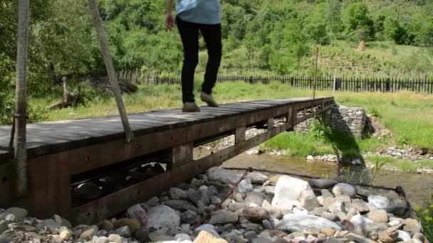 Persoon is een voetgangersbrug Crossing — Stockvideo