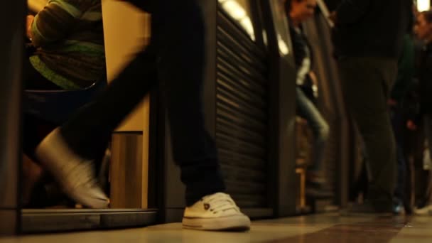 Mensen omhoog een Down de metro — Stockvideo