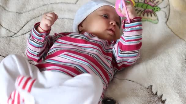Brincando com brinquedo bebê menina — Vídeo de Stock