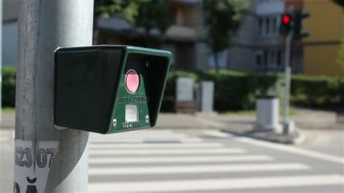 Yaya trafik ışığı düğmesine basarak
