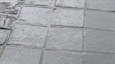 Döşeli sokakta yağmur damlaları