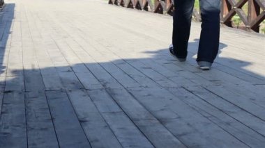 Adımlar ahşap köprü