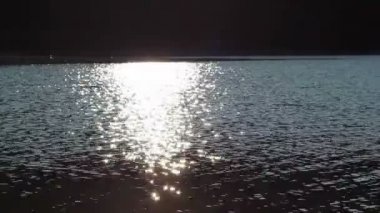 Işık su Güneş parıldıyor