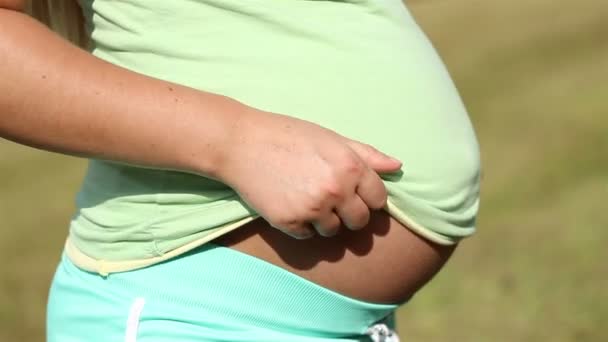 Grávida Mostrar sua barriga — Vídeo de Stock