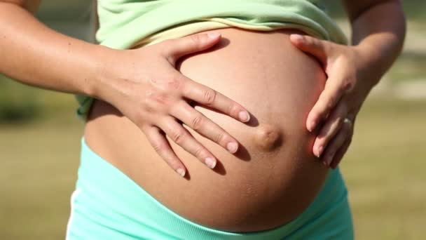 Mulher grávida Orgulhosa de sua barriga — Vídeo de Stock