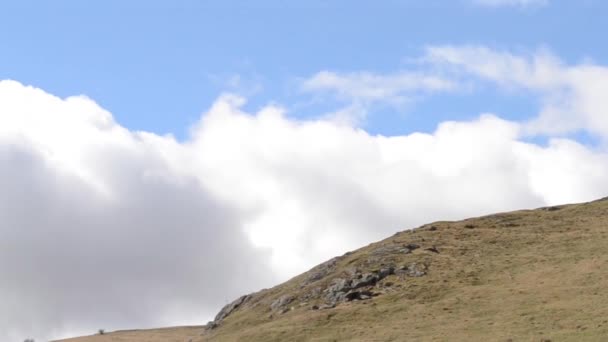 Αυξομειούμενα σύννεφα που έρχονται πάνω από την κορυφογραμμή — Αρχείο Βίντεο