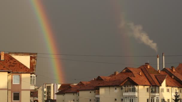 Rainbow a znečištění komín — Stock video