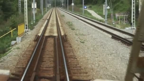 Ferrocarril sobre puente de hierro — Vídeo de stock