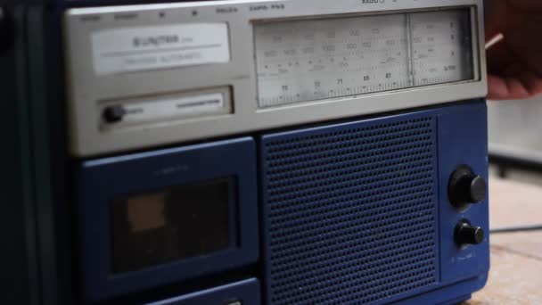 Búsqueda de emisoras de radio retro — Vídeos de Stock