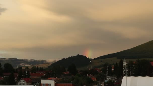 Realer Regenbogen steigt — Stockvideo