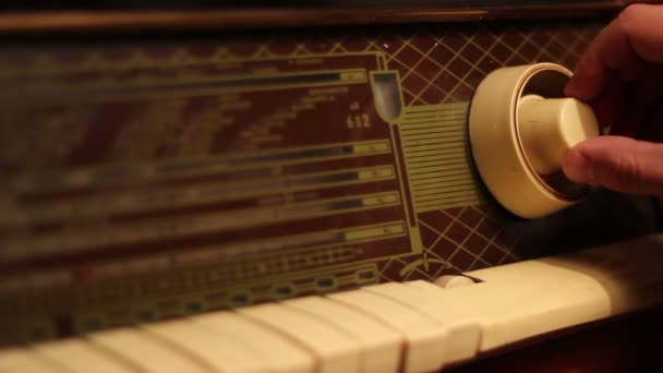 Ricerca delle frequenze su Radio Vintage — Video Stock