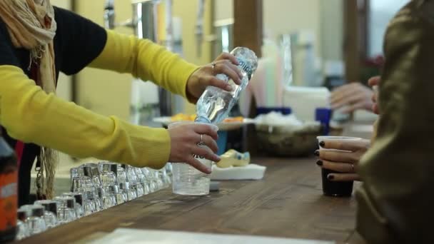 Servir agua espumosa en el bar — Vídeos de Stock