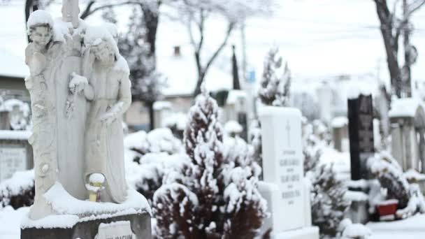 Det snöar på kyrkogård — Stockvideo
