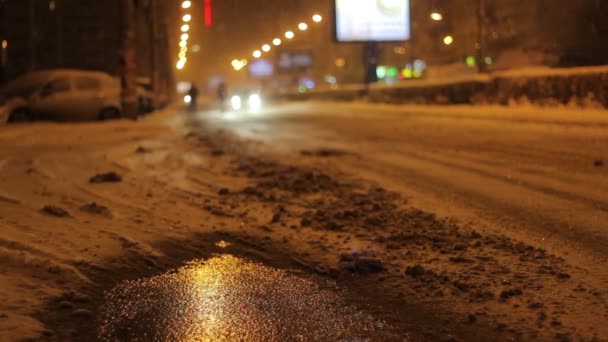 Noite de neve rua tráfego — Vídeo de Stock