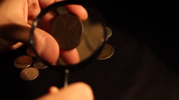 Szakember kiértékeli érmék — Stock videók
