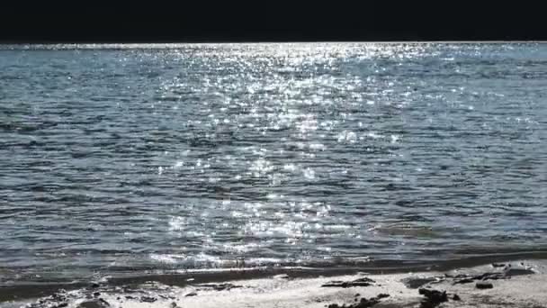 Sun pillantások a tó víz — Stock videók