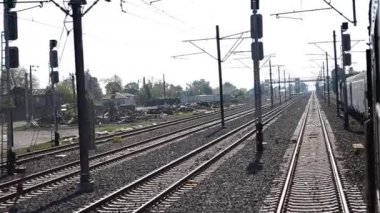 Tren geçer yavaş yavaş Yard demiryolu