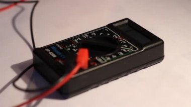 Elektrik multimetre kullanarak