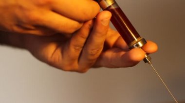 Vintage kan şırınga kullanarak