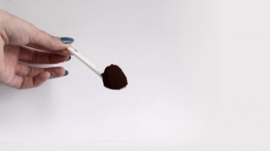 Bir kaşık kahve ile dökme kadın