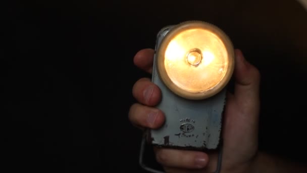 Usando linterna retro — Vídeo de stock