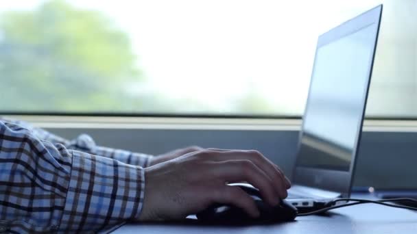Использование ноутбука в поезде — стоковое видео