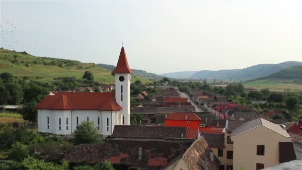 Vista de la iglesia Village — Vídeos de Stock