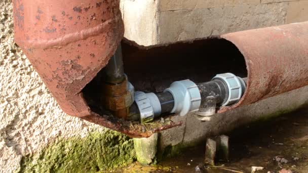Прорыв трубы водопровода — стоковое видео
