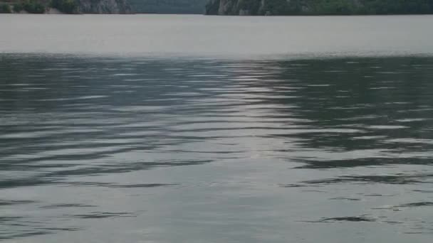 Wody jeziora refleksje — Wideo stockowe