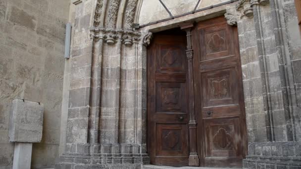 Žena vstoupí do středověké dveře — Stock video