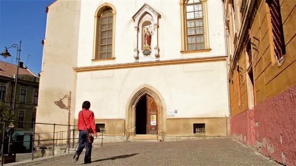 Kvinnan går in i en katolsk kyrka — Stockvideo