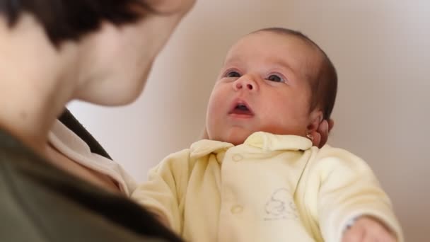 Mulher falando com o bebê pequeno — Vídeo de Stock