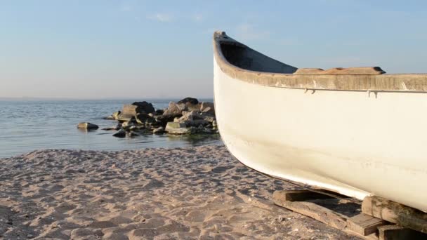 Barco de pesca de madera en la costa — Vídeos de Stock