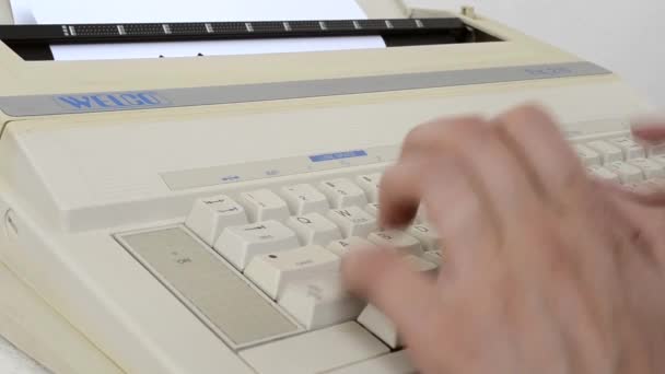 Escribiendo a una máquina de escribir eléctrica de 1980 — Vídeo de stock