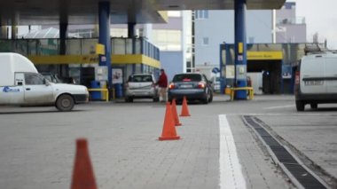 Benzin istasyonunda işaret
