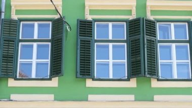 Panjurlar ile yeşil Windows