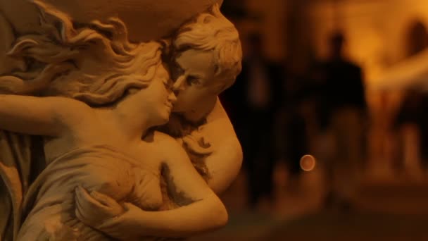 Пара скульптур и ночные люди — стоковое видео