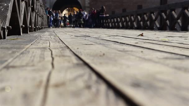 Multitud en el puente de madera — Vídeos de Stock