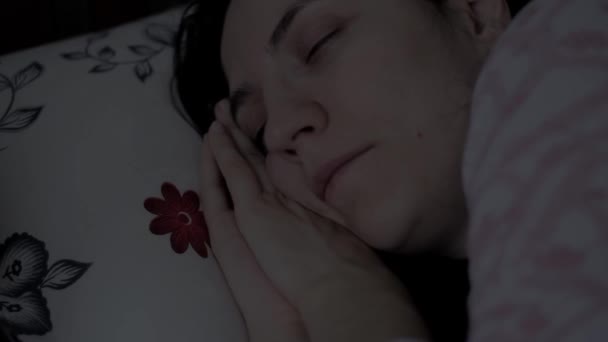Mädchen schläft nachts — Stockvideo