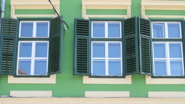 Ventanas verdes con persianas — Vídeos de Stock