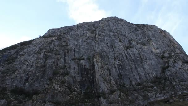 Alto empinado pared de roca — Vídeos de Stock