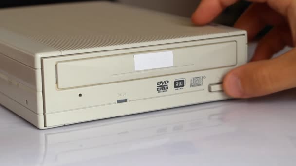 Insertion du disque dans le périphérique DVD ROM 